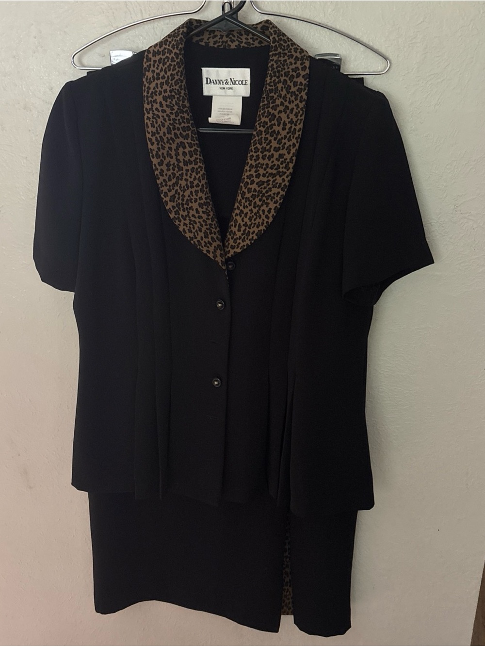 Danny & Nicole Black Short Sleeve 2 Piece Suit with Leopard-Print Collar 8P